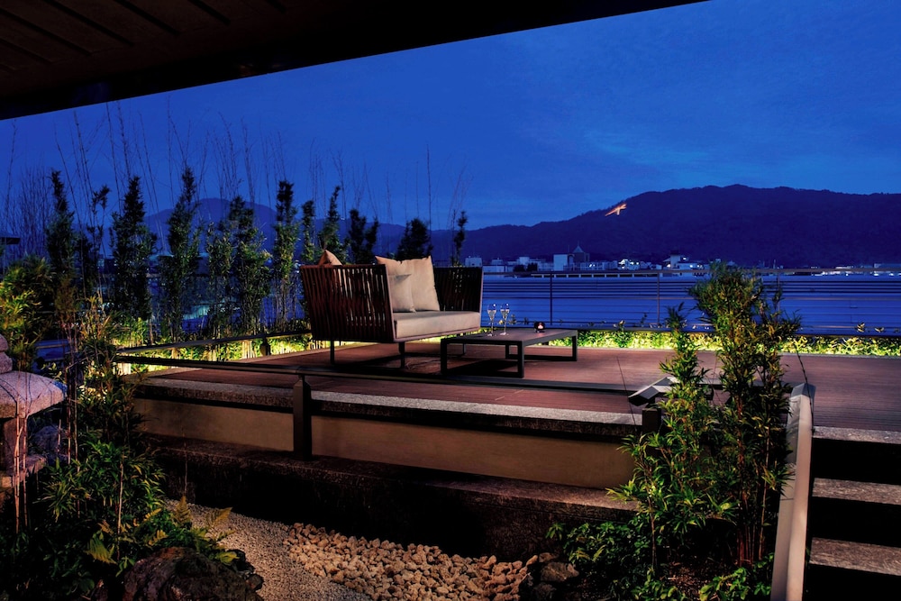 スイート キングベッド 1 台 マウンテンビュー マウンテン ビュー0 | ザ・リッツ・カールトン京都