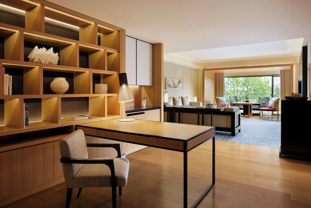 エグゼクティブ スイート ダブルベッド 2 台 リバービュー リビングルーム0 | ザ・リッツ・カールトン京都