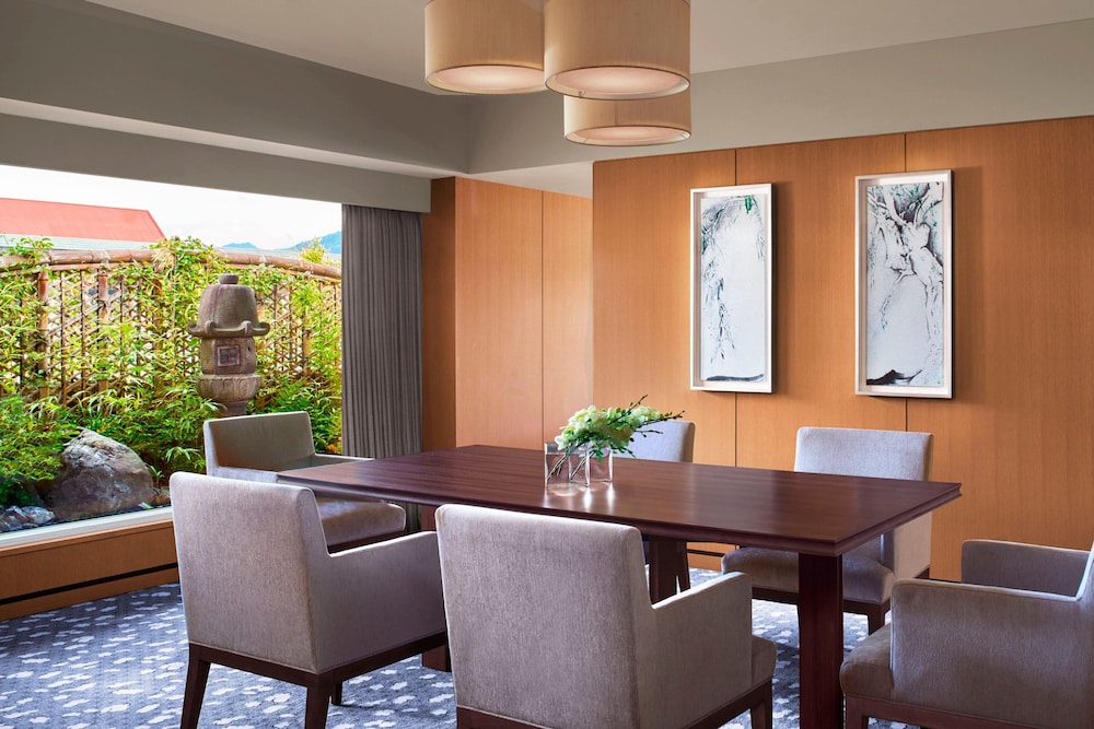 スイート キングベッド 1 台 マウンテンビュー 客室5 | ザ・リッツ・カールトン京都