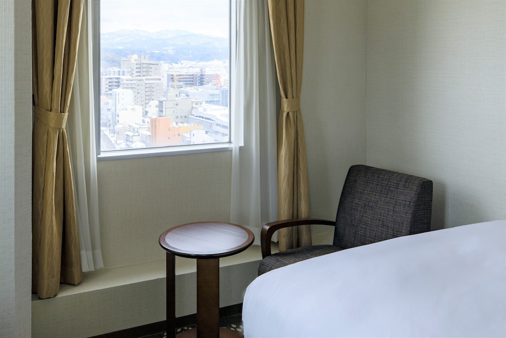 スタンダード ルーム ダブルベッド 1 台 客室1 | ANAホリデイ・イン金沢スカイ by IHG