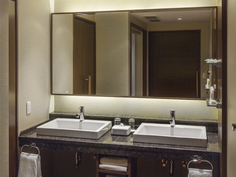 スイート シングルベッド 2 台 (Castle View) バスルーム2 | ANAホリデイ・イン金沢スカイ by IHG