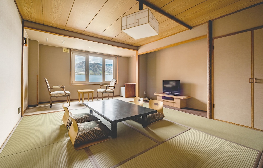 [湖側] 和室8-10畳 禁煙 客室2 | 洞爺湖万世閣ホテル レイクサイドテラス