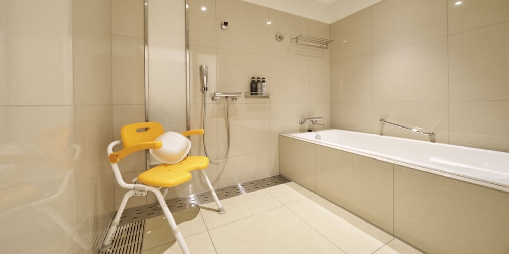 オーシャンユニバーサルルーム 禁煙 バスルーム1 | オリオンホテル モトブ リゾート＆スパ