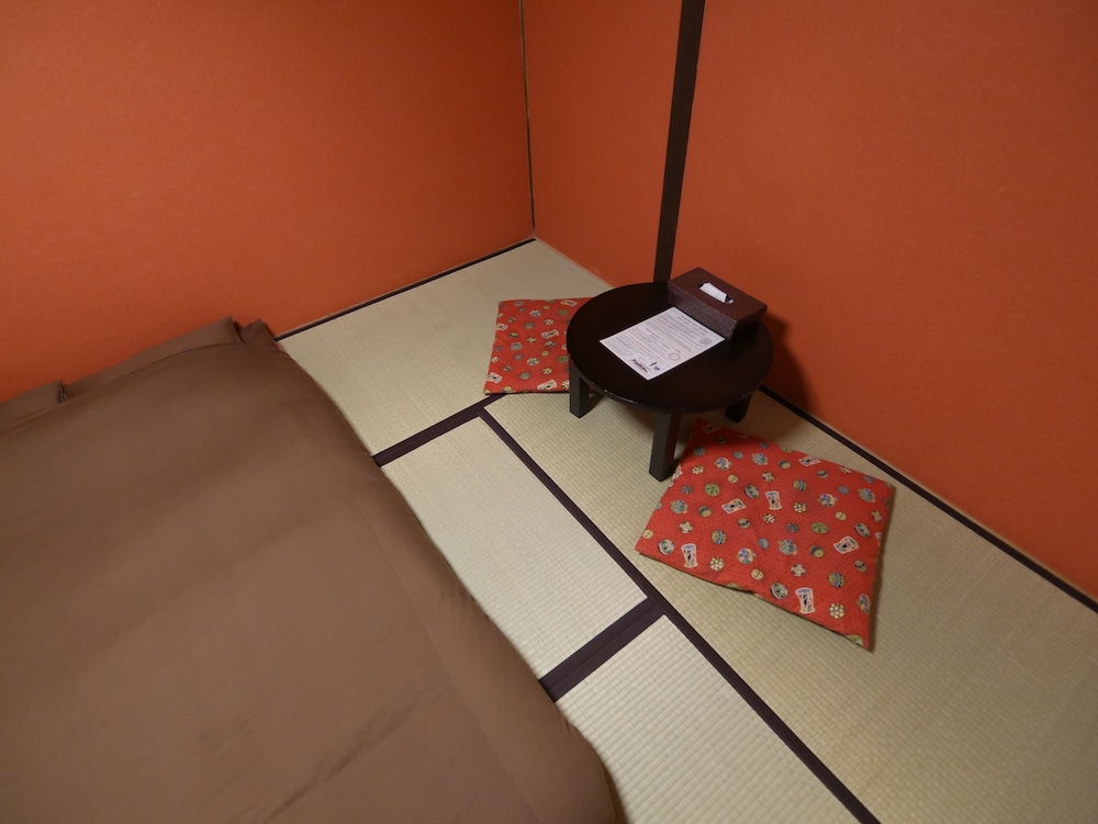 和室ダブル (バスルーム共用) 客室1 | ジェイホッパーズ広島ゲストハウス