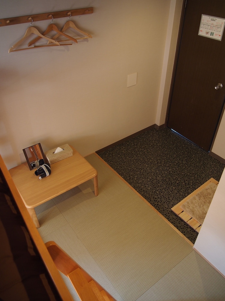 二段ベッド　トリプルルーム (2段ベッド2台, バスルーム付き) 客室の設備とサービス0 | Fukuoka Hana Hostel - 福岡花宿 -