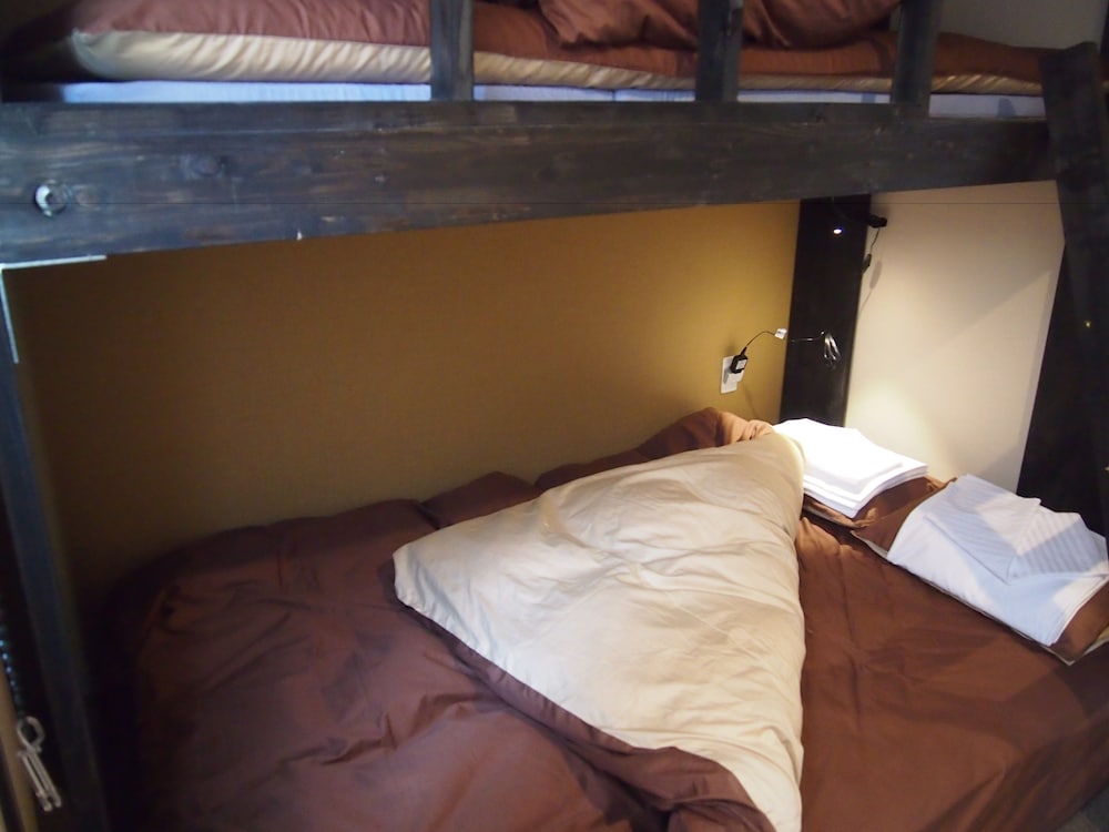 二段ベッドツイン (バスルーム付き) 客室3 | Fukuoka Hana Hostel - 福岡花宿 -