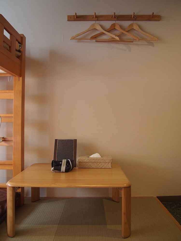 二段ベッド　トリプルルーム (2段ベッド2台, バスルーム付き) 客室の設備とサービス1 | Fukuoka Hana Hostel - 福岡花宿 -