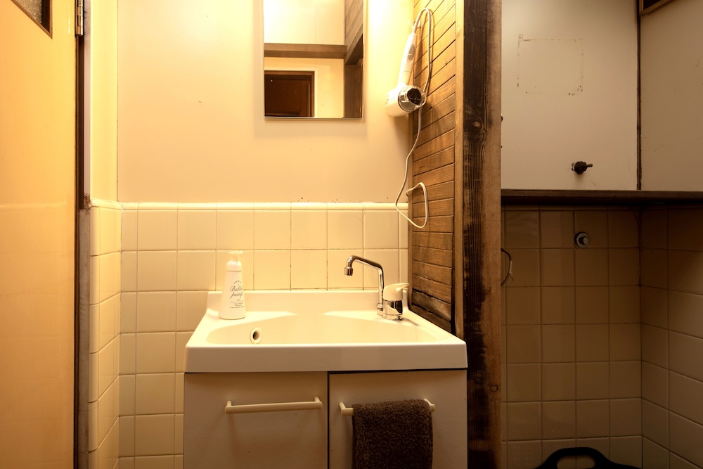 トリプルルーム（和室タイプA） バスルームのシンク0 | ゲストハウスゆるる