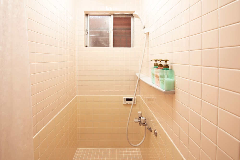 トリプルルーム（和室タイプA） バスルームのシャワー0 | ゲストハウスゆるる