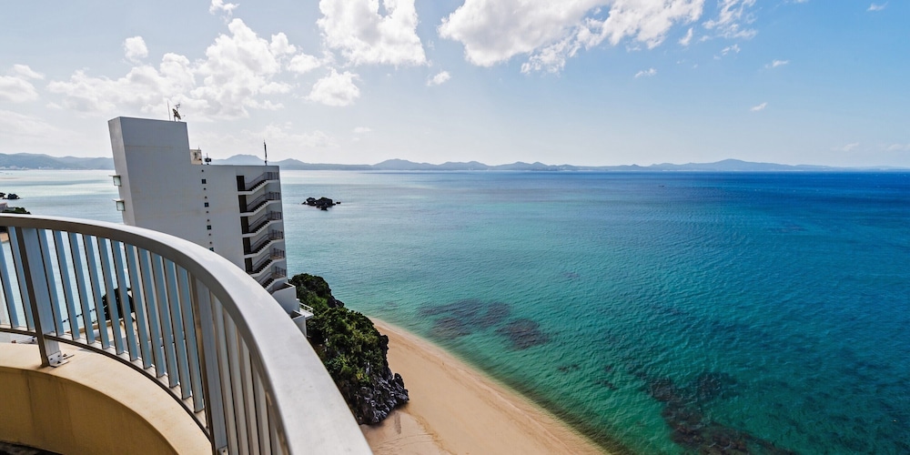 スーペリアルーム (レッド) : 定員2名 禁煙 バルコニーからの眺望1 | ホテルリゾネックス名護