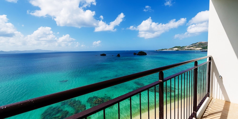 スーペリアルーム (レッド) : 定員2名 禁煙 客室2 | ホテルリゾネックス名護