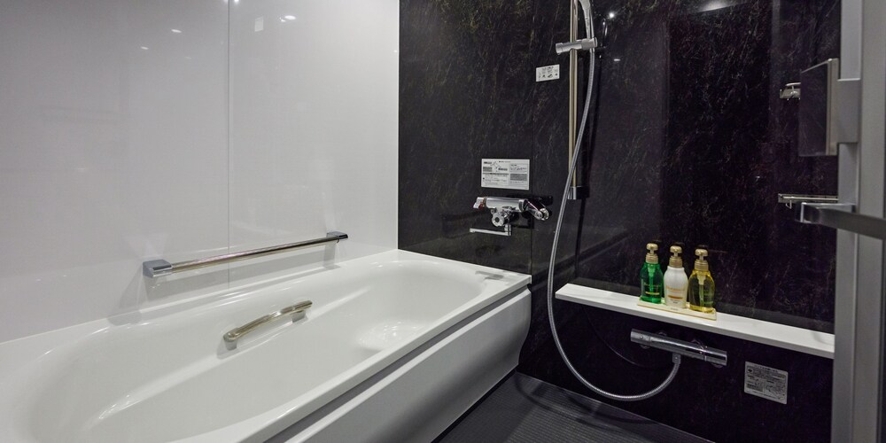 スーペリアルーム (レッド) : 定員2名 禁煙 客室10 | ホテルリゾネックス名護