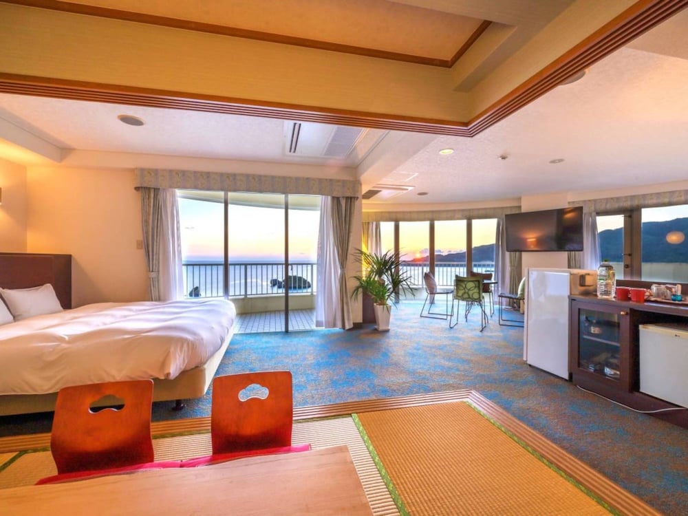 エグゼクティブルーム : 定員4名-5名 喫煙可 客室13 | ホテルリゾネックス名護