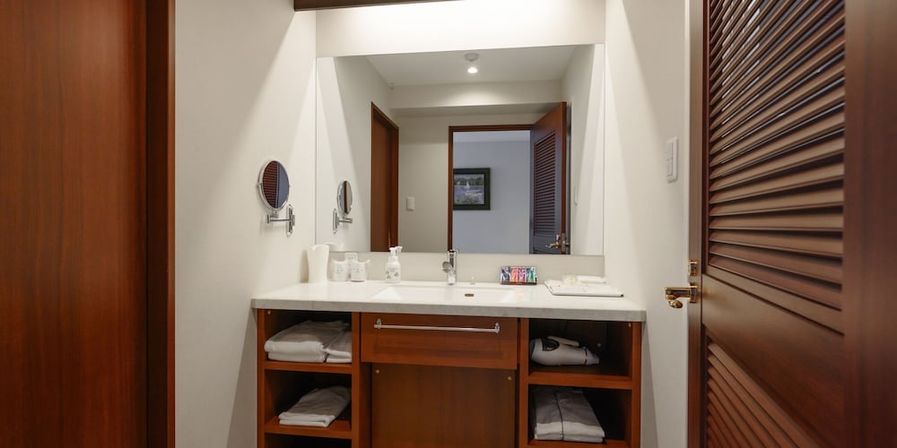 スーペリアルーム (レッド) : 定員2名 禁煙 客室9 | ホテルリゾネックス名護