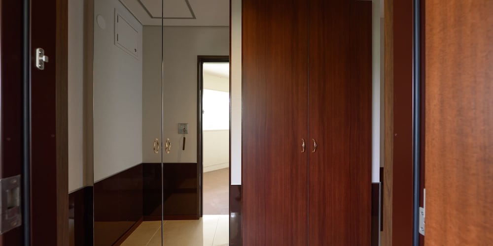 スーペリアルーム (レッド) : 定員2名 禁煙 客室15 | ホテルリゾネックス名護