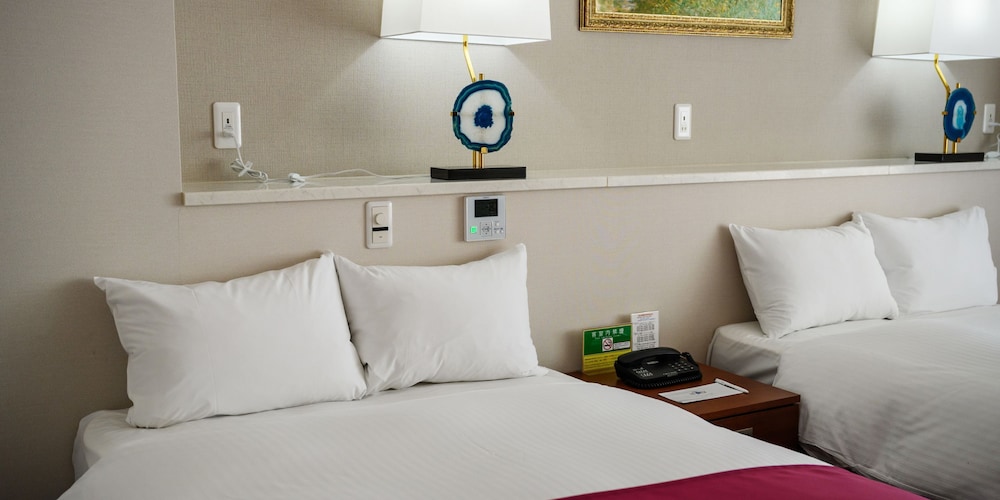 スーペリアルーム (レッド) : 定員2名 禁煙 客室6 | ホテルリゾネックス名護