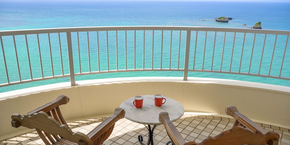 スーペリアルーム (レッド) : 定員2名 禁煙 客室12 | ホテルリゾネックス名護