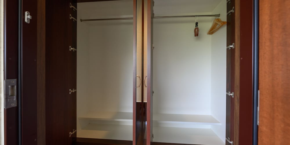 スーペリアルーム (レッド) : 定員2名 禁煙 客室18 | ホテルリゾネックス名護