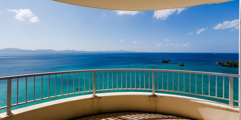 スーペリアルーム (レッド) : 定員2名 禁煙 客室3 | ホテルリゾネックス名護