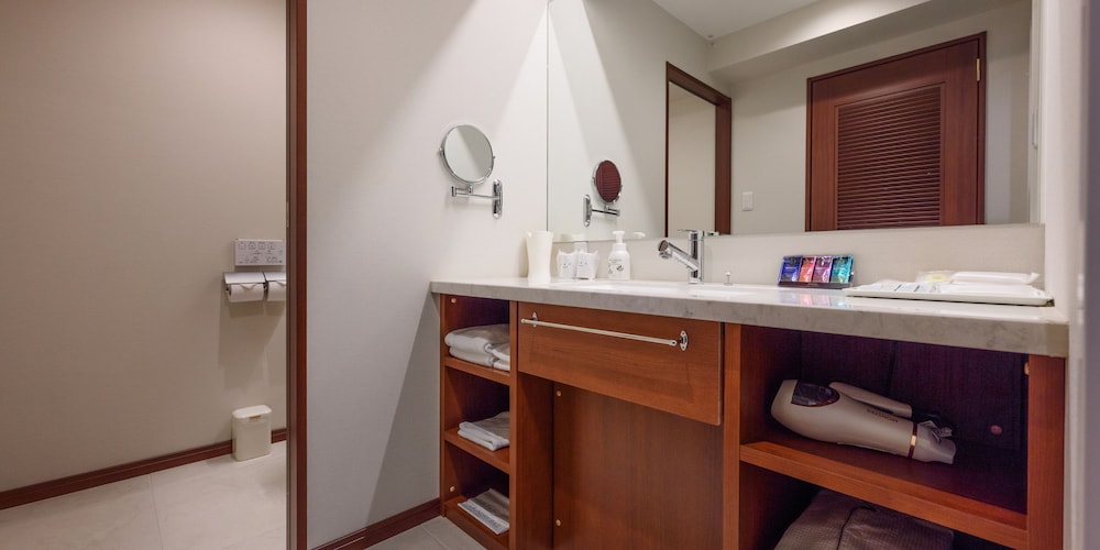 スーペリアルーム (レッド) : 定員2名 禁煙 客室13 | ホテルリゾネックス名護