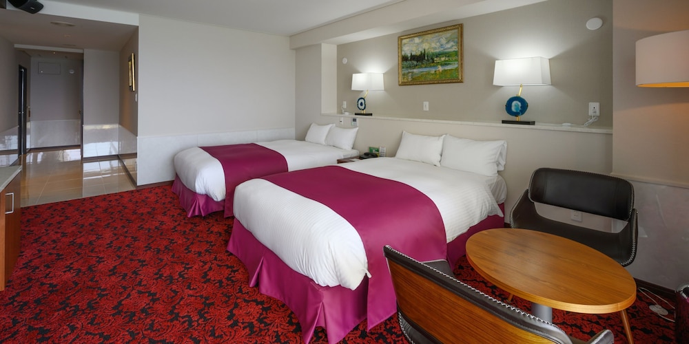 スーペリアルーム (レッド) : 定員2名 禁煙 客室4 | ホテルリゾネックス名護