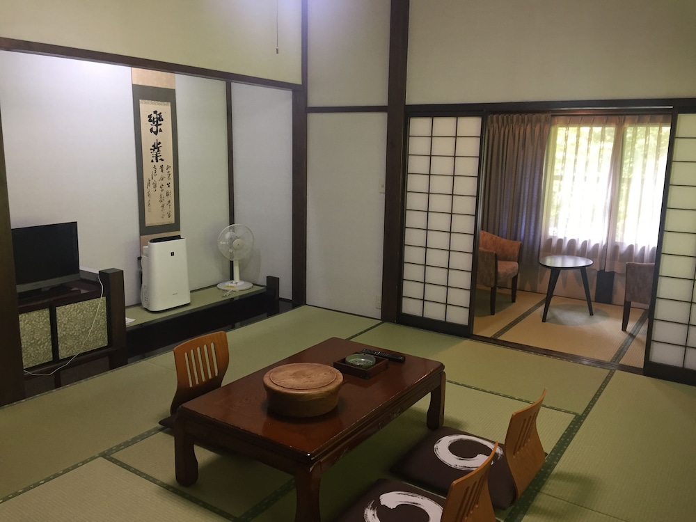 和室（3名部屋、プライベートバスルーム） 客室1 | 旅館 むら山