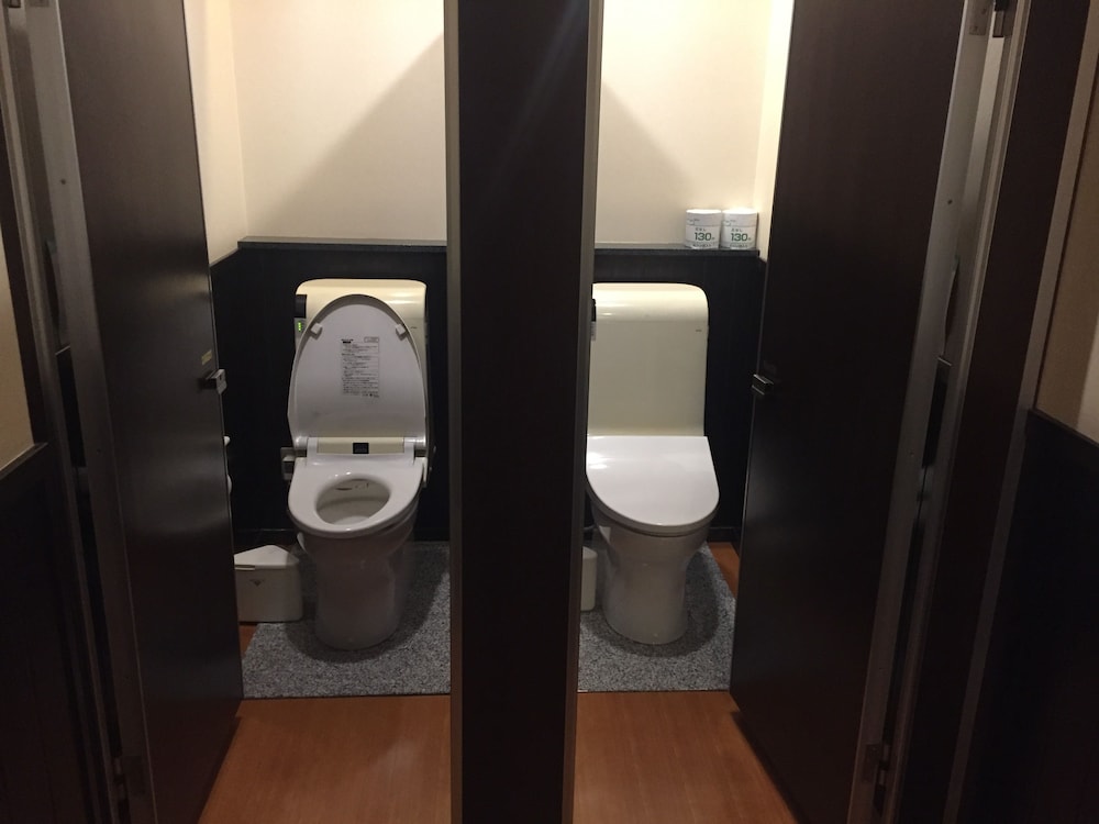 和室(3人部屋、共用バスルーム) バスルーム0 | 旅館 むら山
