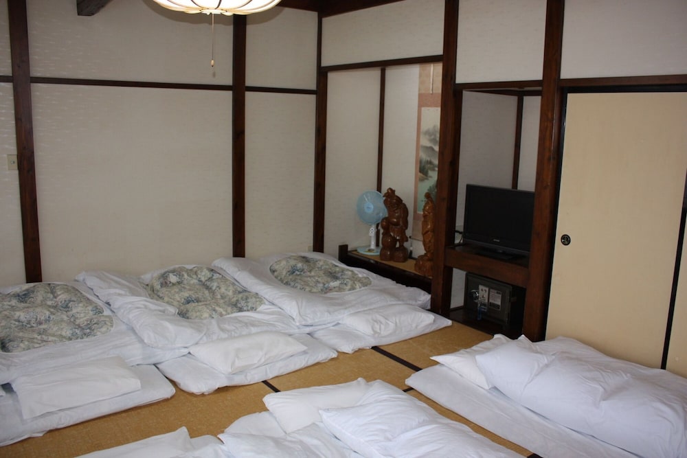 和室 (4-5名部屋 共有バスルーム) 客室1 | 旅館 むら山