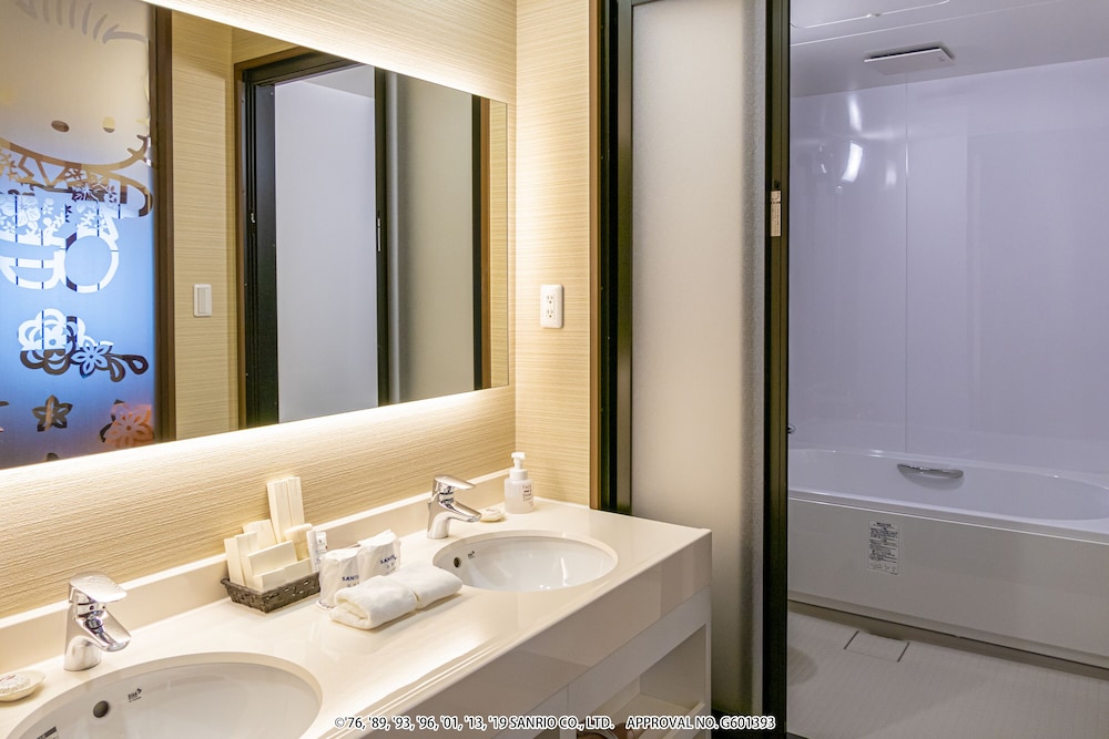 デラックスツイン 禁煙 - ハローキティ バスルームのシンク1 | ホテル 沖縄 with サンリオ キャラクターズ