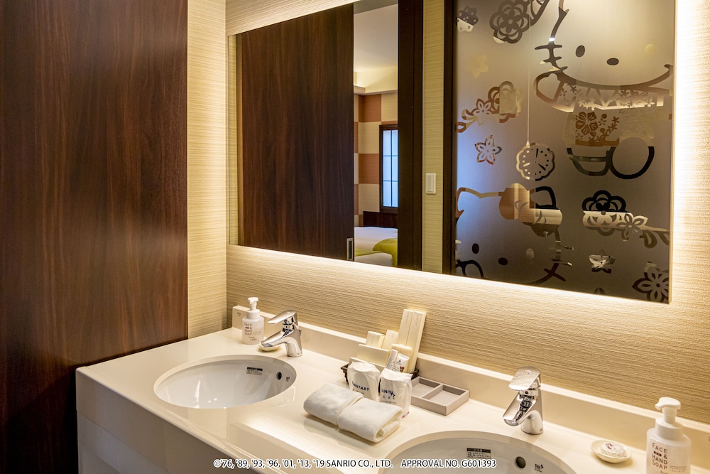 デラックスツイン 禁煙 - ハローキティ バスルームのシンク0 | ホテル 沖縄 with サンリオ キャラクターズ