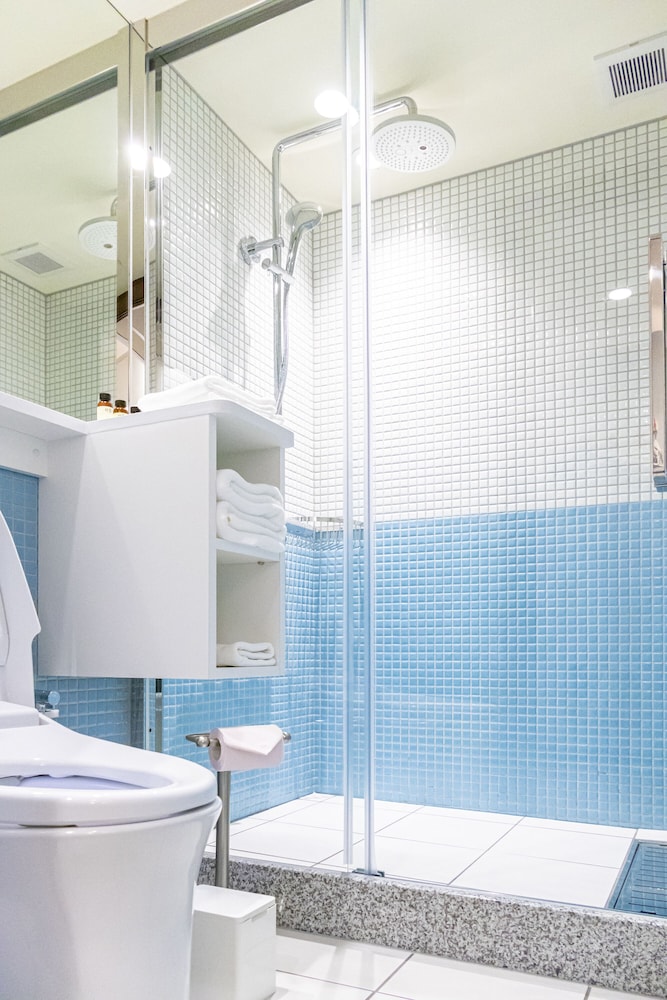 スタンダードツイン 禁煙 - シナモロール バスルームのシャワー1 | ホテル 沖縄 with サンリオ キャラクターズ