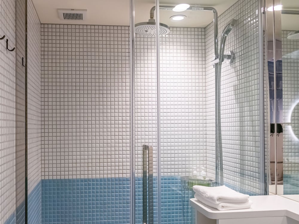 スタンダードツイン 禁煙 - ハローキティ バスルーム1 | ホテル 沖縄 with サンリオ キャラクターズ