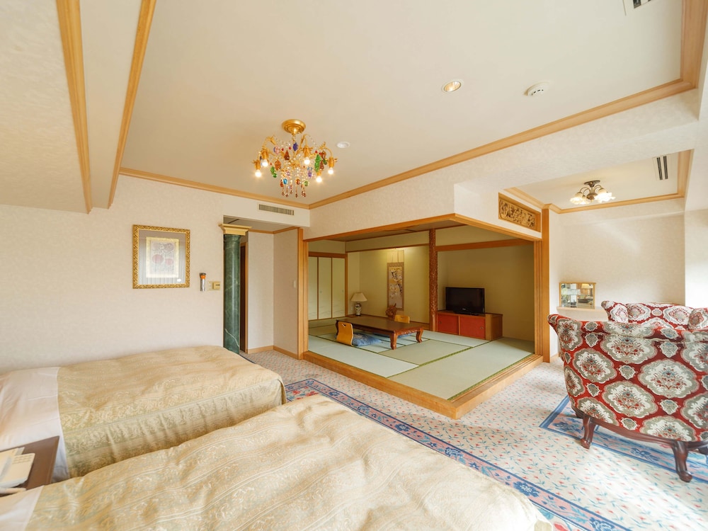 【新館】和洋室(和室10~12畳+ベッド2台) 禁煙 客室1 | 定山渓ビューホテル