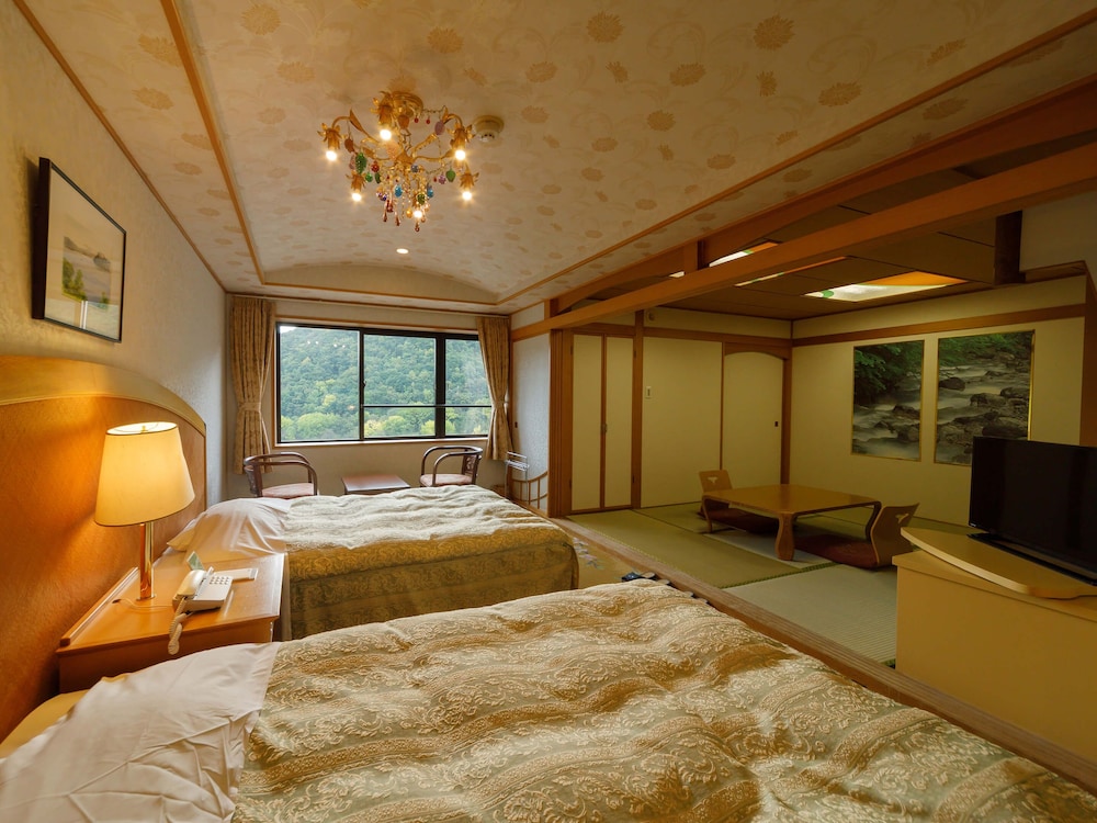 【本館】和洋室(和室6畳+ベッド2台) 禁煙 | 定山渓ビューホテル