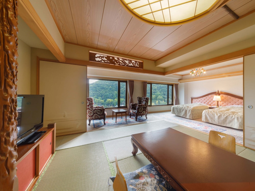 【新館】和洋室(和室10~12畳+ベッド2台) 禁煙 | 定山渓ビューホテル