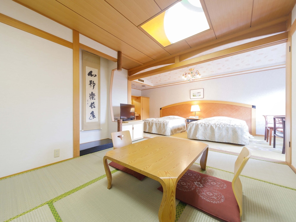 【本館】和洋室(和室6畳+ベッド2台) 禁煙 客室1 | 定山渓ビューホテル