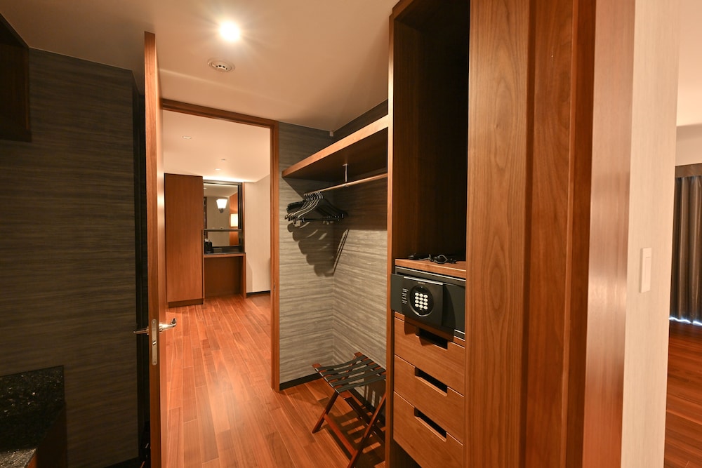 ロイヤルコーナースイートツイン 禁煙(VIPプールバー・クラブラウンジアクセス付)（3歳以上の添い寝追加料金現地払い） 客室1 | 琉球ホテル & リゾート 名城ビーチ