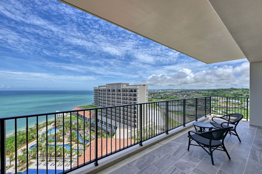 ロイヤルコーナースイートツイン 禁煙(VIPプールバー・クラブラウンジアクセス付)（3歳以上の添い寝追加料金現地払い） テラス / パティオ0 | 琉球ホテル & リゾート 名城ビーチ