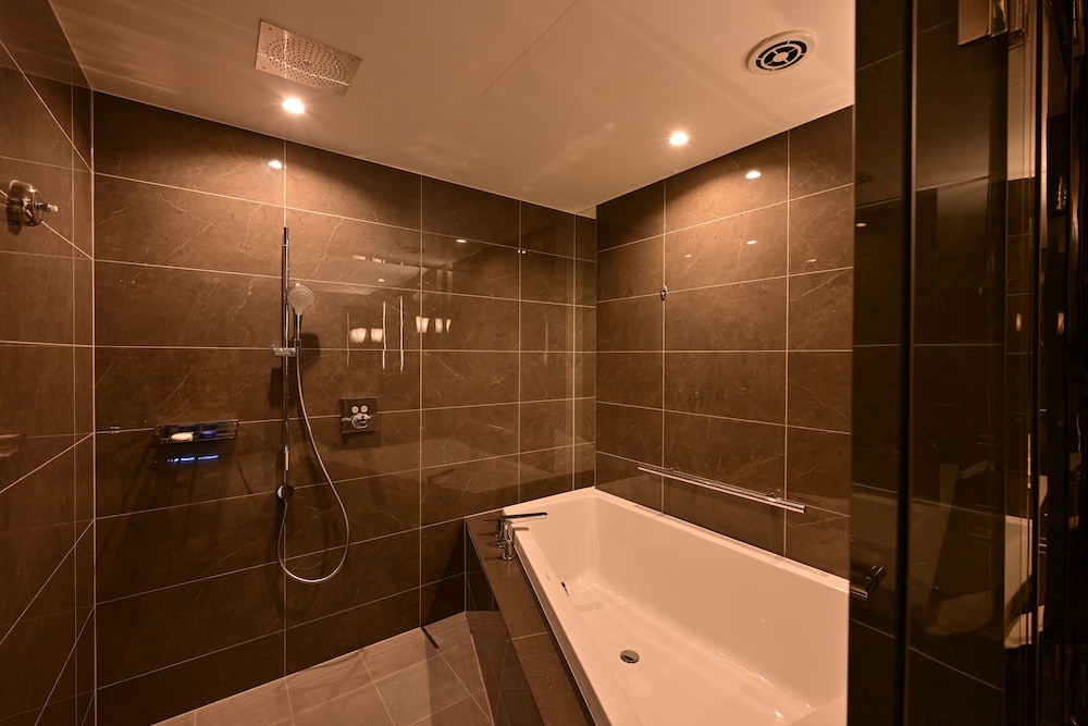 ロイヤルコーナースイートツイン 禁煙(VIPプールバー・クラブラウンジアクセス付)（3歳以上の添い寝追加料金現地払い） バスルーム1 | 琉球ホテル & リゾート 名城ビーチ