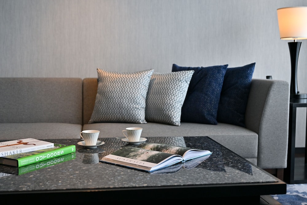 ロイヤルコーナースイートツイン 禁煙(VIPプールバー・クラブラウンジアクセス付)（3歳以上の添い寝追加料金現地払い） リビング エリア0 | 琉球ホテル & リゾート 名城ビーチ