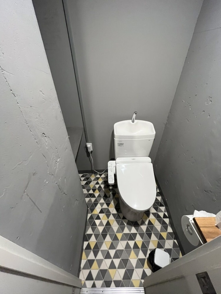 ベーシック トリプルルーム ダブルベッド 1 台ソファーベッド付き バスルーム2 | RHODES OTSUKA HOTEL