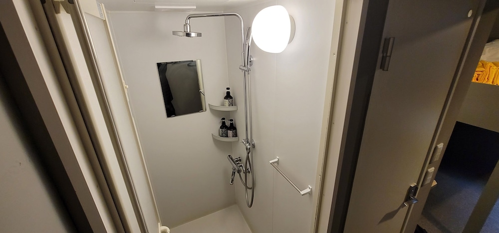 ベーシック トリプルルーム ダブルベッド 1 台ソファーベッド付き バスルーム0 | RHODES OTSUKA HOTEL