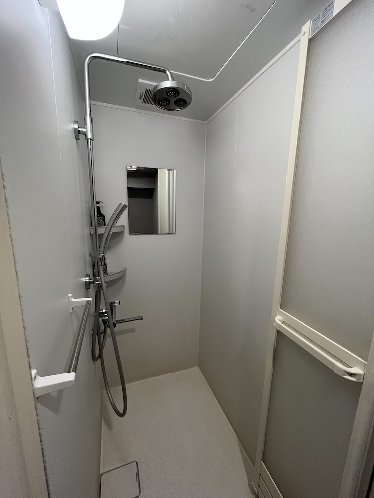 Ro402) 6人部屋 ファミリー ルームー バスルーム1 | RHODES OTSUKA HOTEL