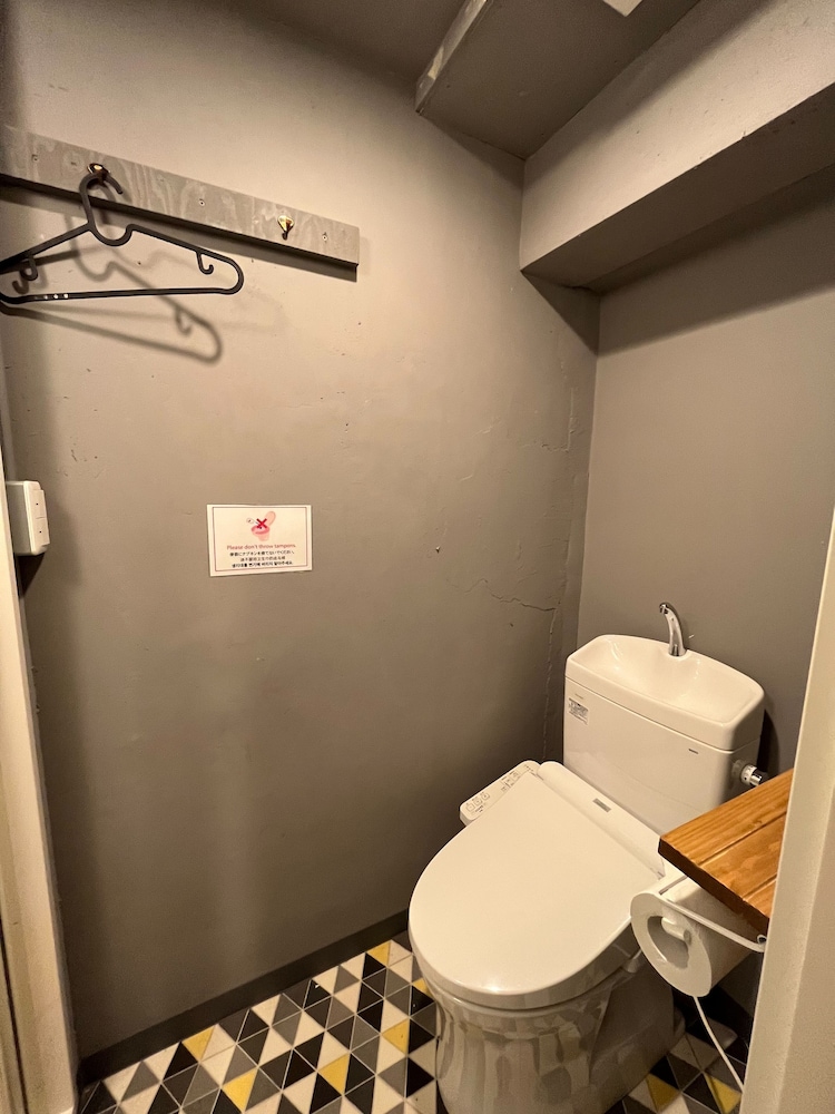 Ro402) 6人部屋 ファミリー ルームー バスルーム0 | RHODES OTSUKA HOTEL