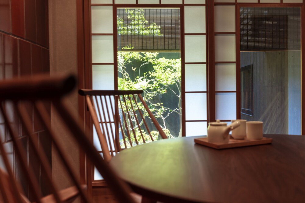 スタンダード スイート リビング エリア1 | 鈴 町家久遠