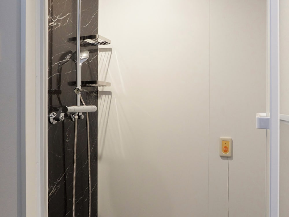 ユニバーサルキングルーム バリアフリー バスルーム0 | クロスライフ博多柳橋