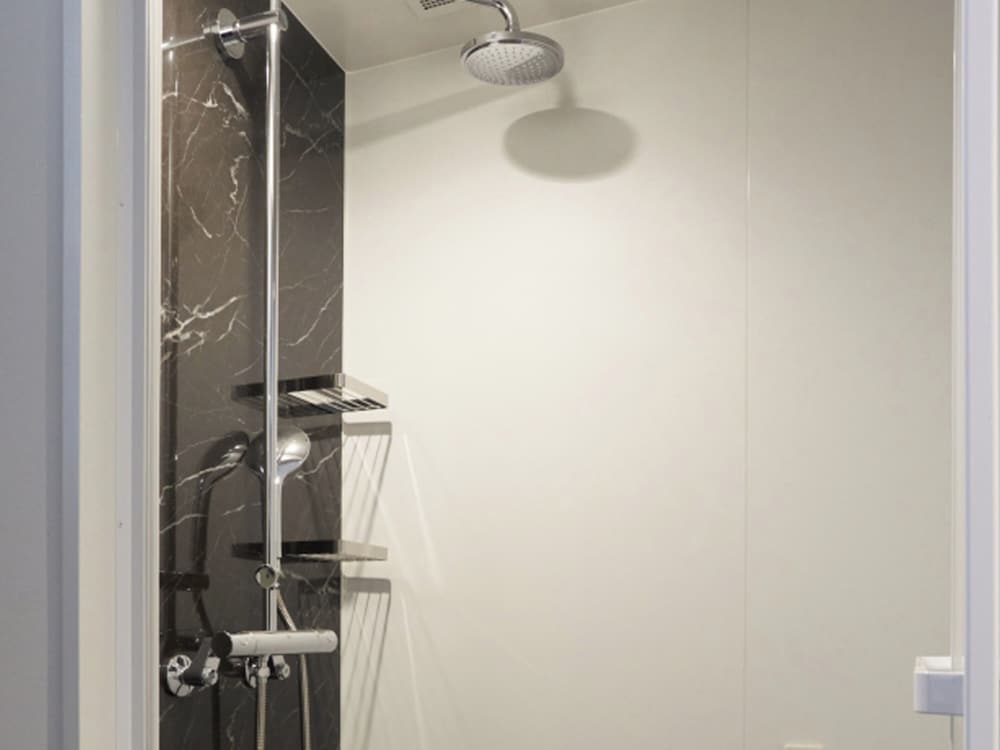 ユニバーサルキングルーム バスルーム0 | クロスライフ博多柳橋