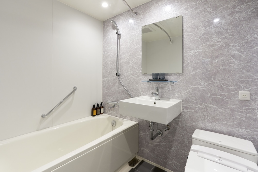 コネクトルーム（2シングルベッド＋1クイーンベッド） バスルーム0 | クロスライフ博多柳橋