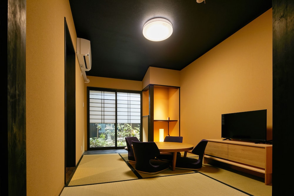 ラグジュアリー ヴィラ ガーデンビュー リビング エリア1 | TSUBOMI luxury Inn 島原別邸 弐