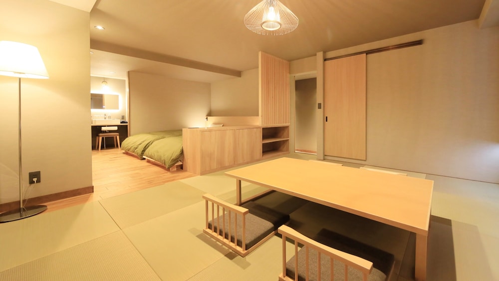 4 人部屋 ベッド (複数台) 客室2 | ゆとりろ津和野